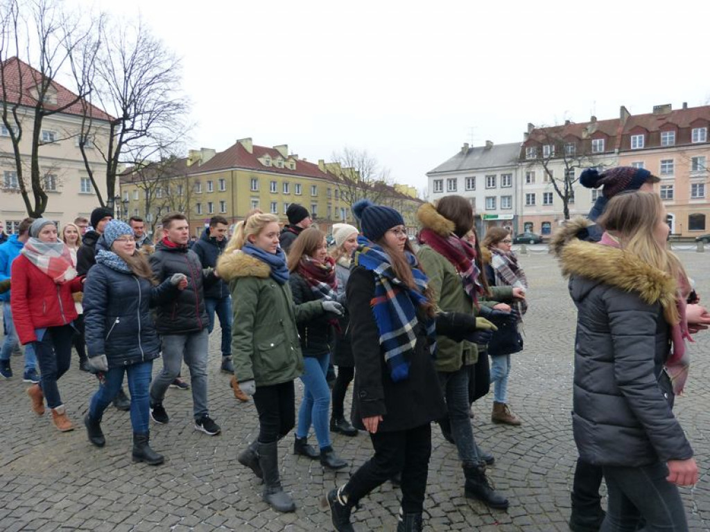 Maturzyści tańczyli poloneza na Starym Rynku
