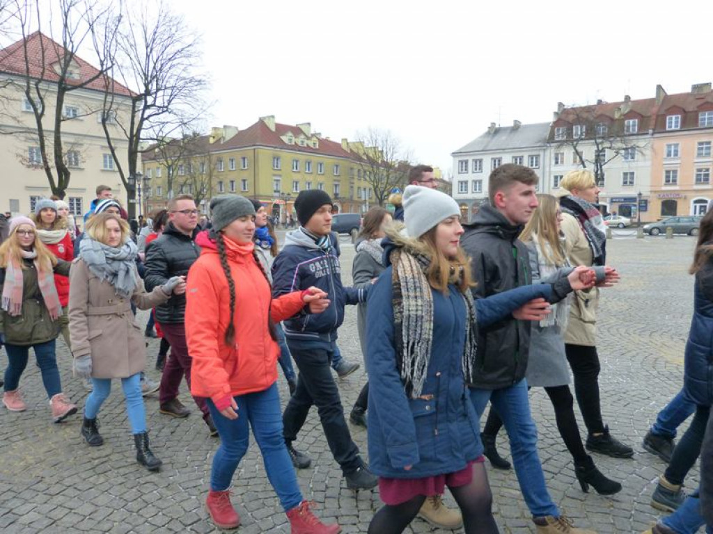 Maturzyści tańczyli poloneza na Starym Rynku