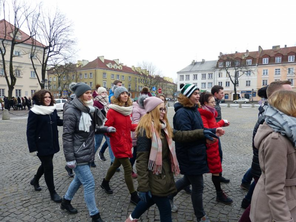 Maturzyści tańczyli poloneza na Starym Rynku