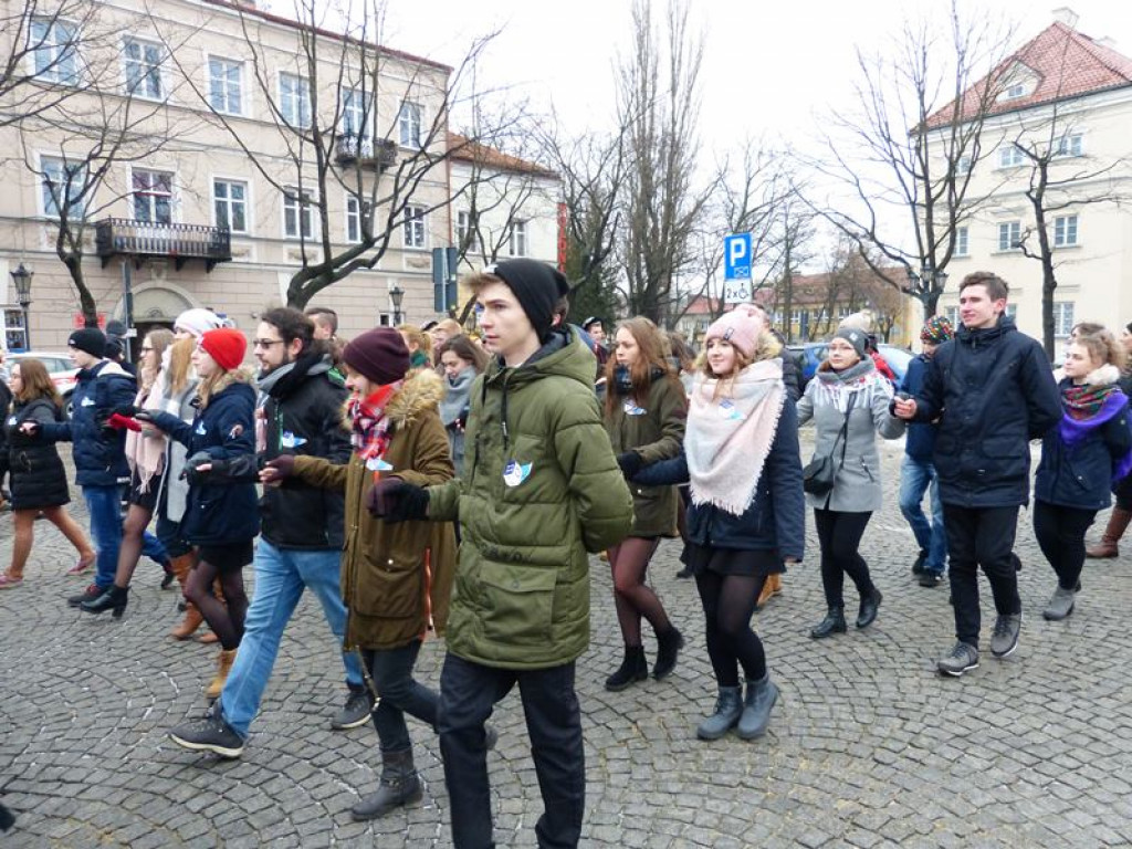 Maturzyści tańczyli poloneza na Starym Rynku