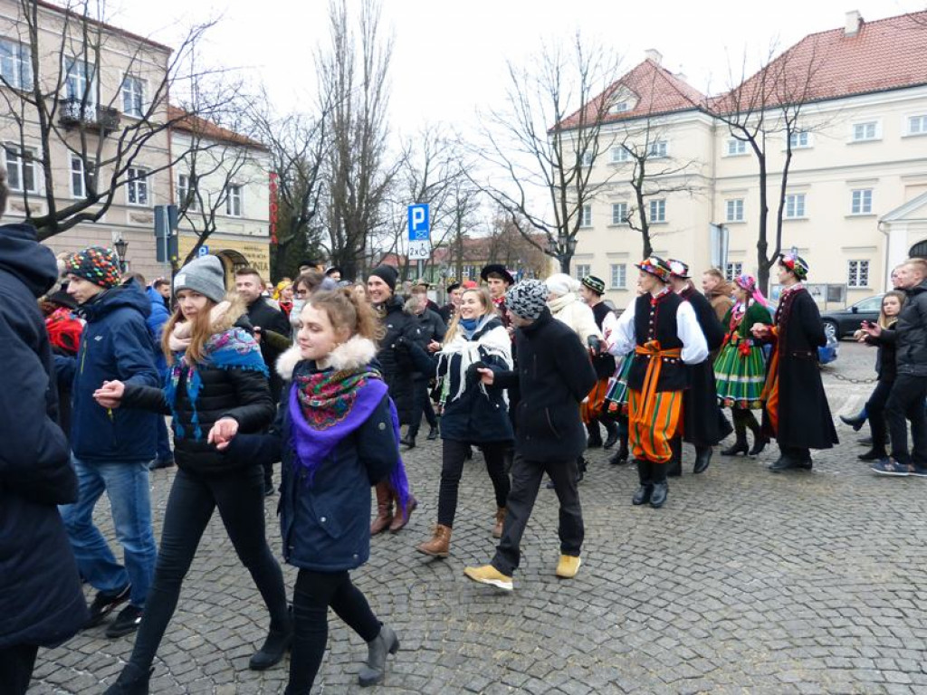 Maturzyści tańczyli poloneza na Starym Rynku