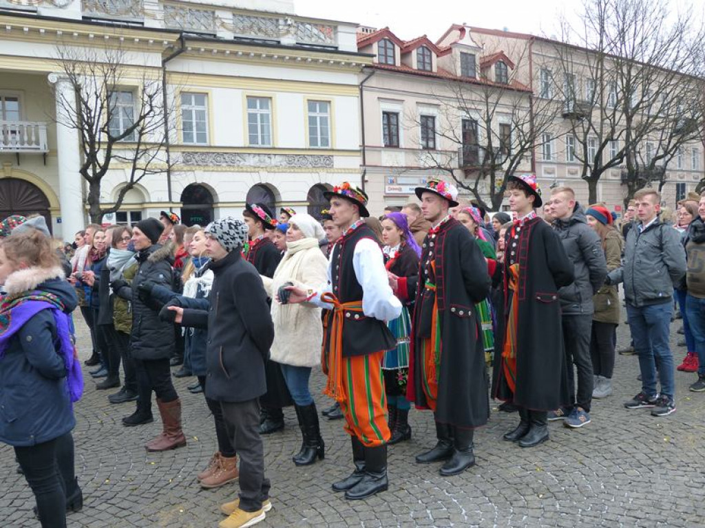 Maturzyści tańczyli poloneza na Starym Rynku