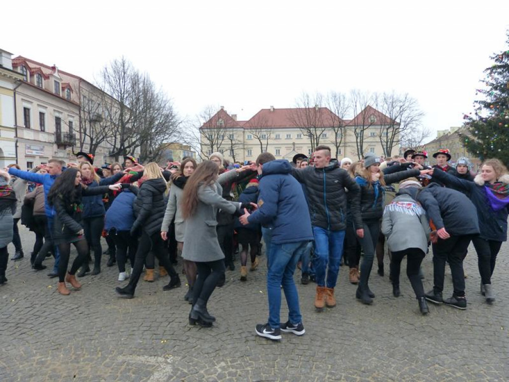 Maturzyści tańczyli poloneza na Starym Rynku