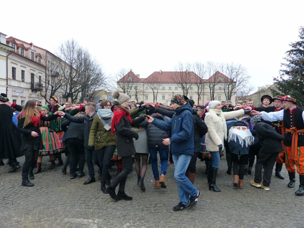 Maturzyści tańczyli poloneza na Starym Rynku