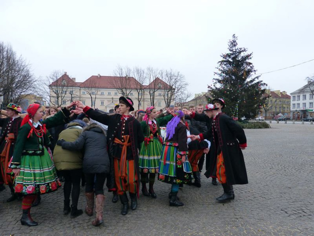 Maturzyści tańczyli poloneza na Starym Rynku