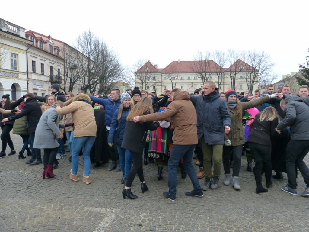 Maturzyści tańczyli poloneza na Starym Rynku