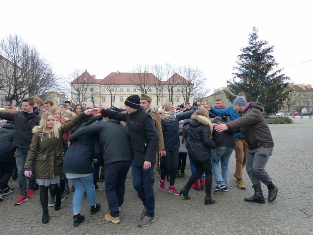 Maturzyści tańczyli poloneza na Starym Rynku