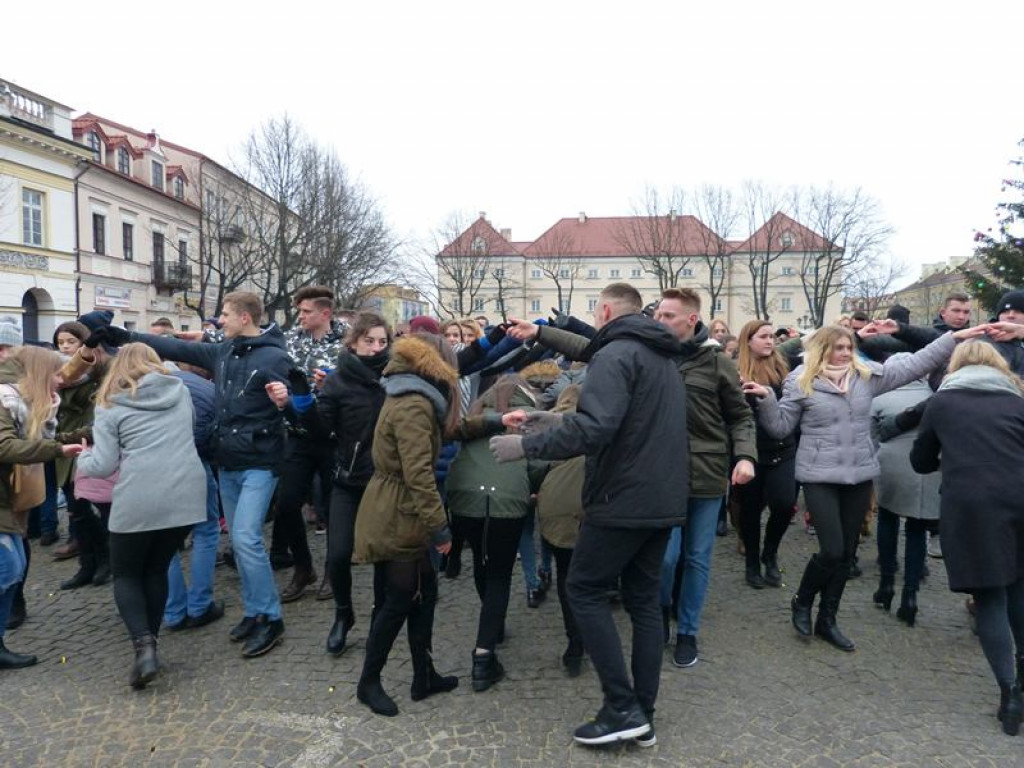 Maturzyści tańczyli poloneza na Starym Rynku