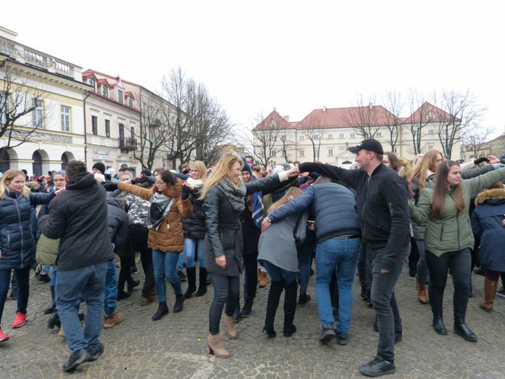 Maturzyści tańczyli poloneza na Starym Rynku