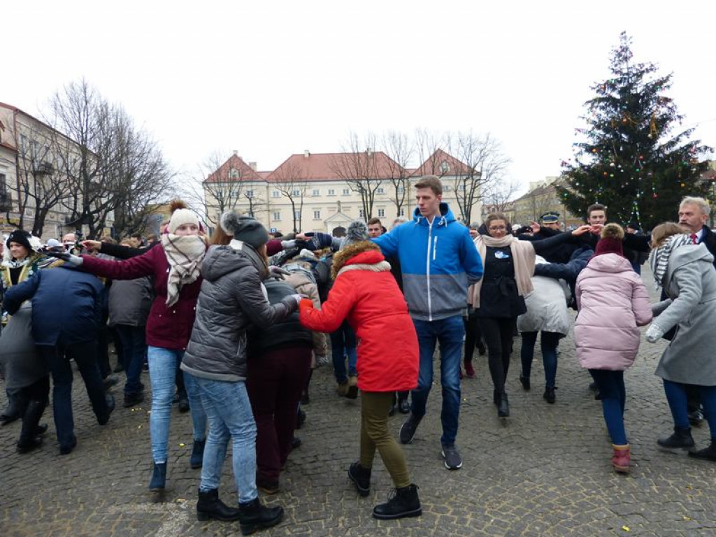 Maturzyści tańczyli poloneza na Starym Rynku