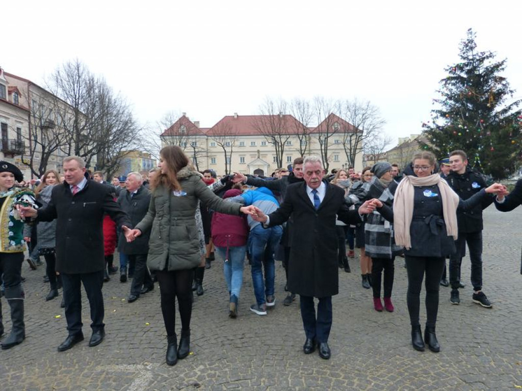 Maturzyści tańczyli poloneza na Starym Rynku
