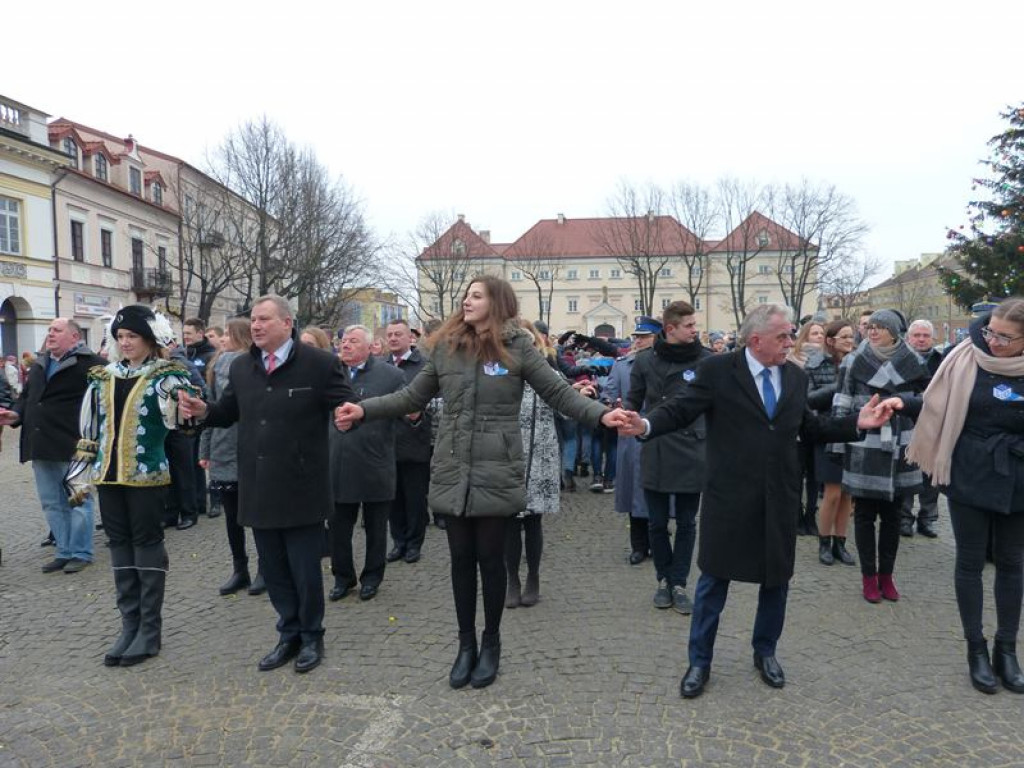 Maturzyści tańczyli poloneza na Starym Rynku