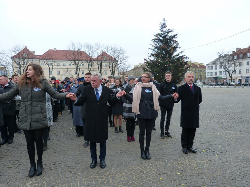 Maturzyści tańczyli poloneza na Starym Rynku