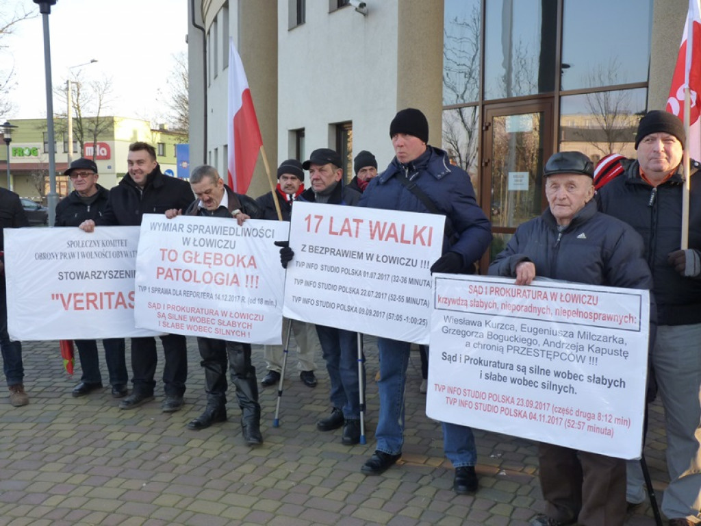 Pikieta przeniosła się na salę rozpraw