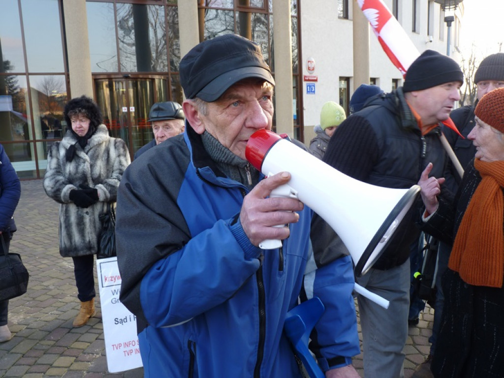Pikieta przeniosła się na salę rozpraw