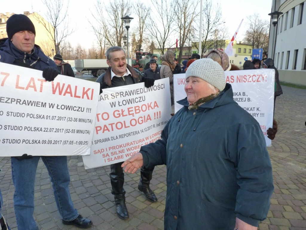 Pikieta przeniosła się na salę rozpraw