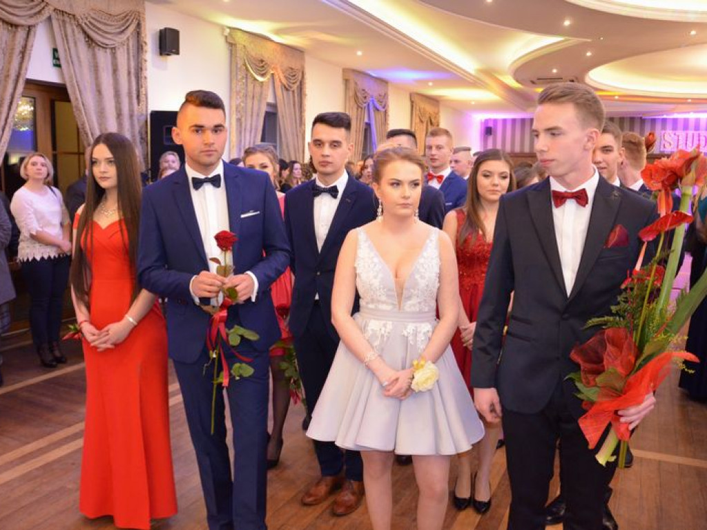 Maturzyści z Blichu bawią się na studniówce