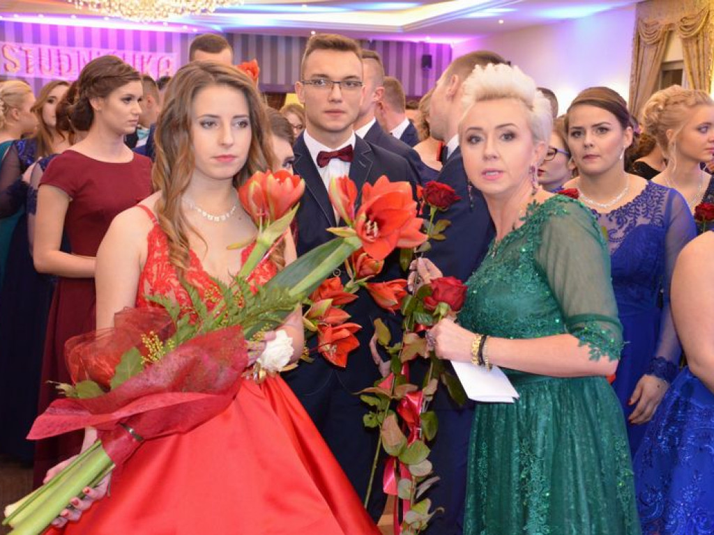 Maturzyści z Blichu bawią się na studniówce