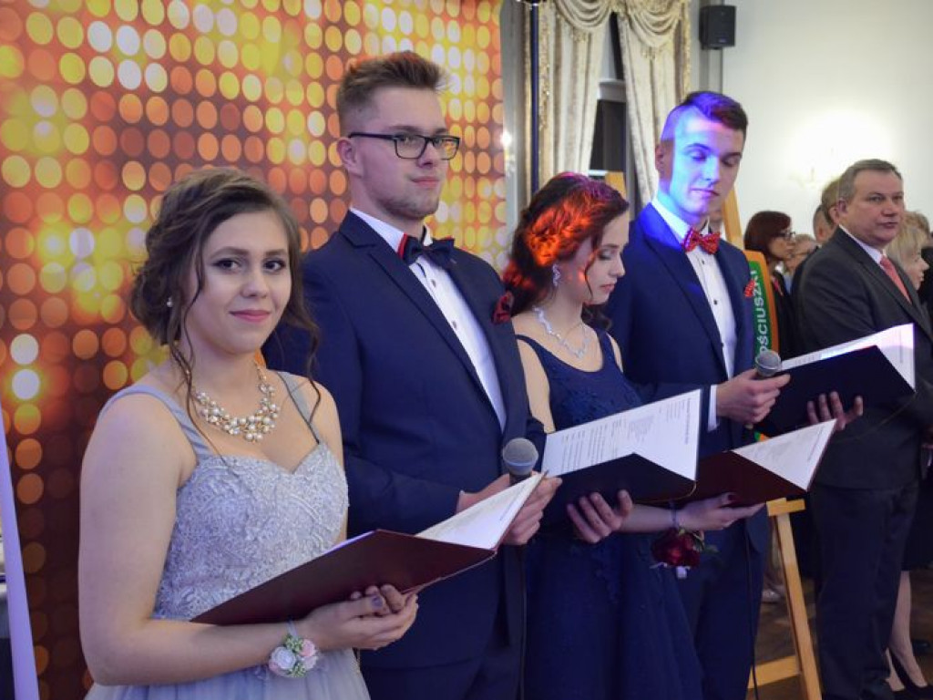 Maturzyści z Blichu bawią się na studniówce