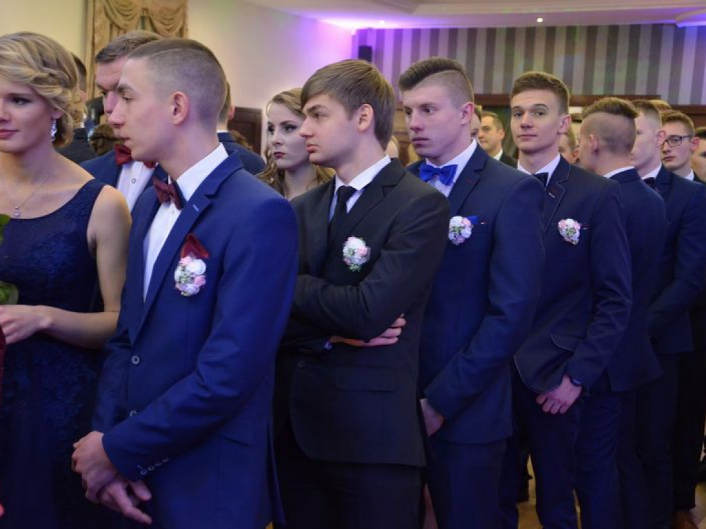 Maturzyści z Blichu bawią się na studniówce