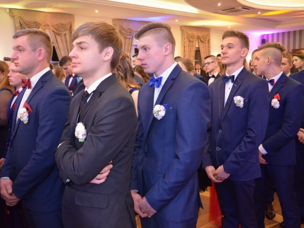 Maturzyści z Blichu bawią się na studniówce