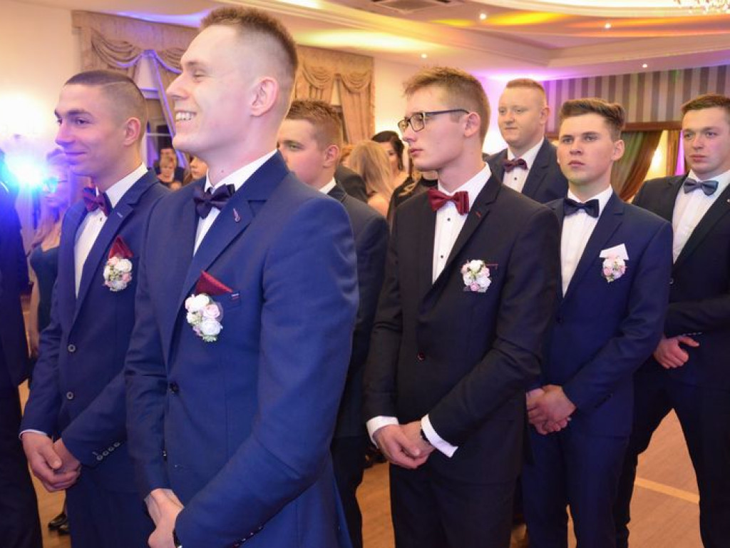 Maturzyści z Blichu bawią się na studniówce