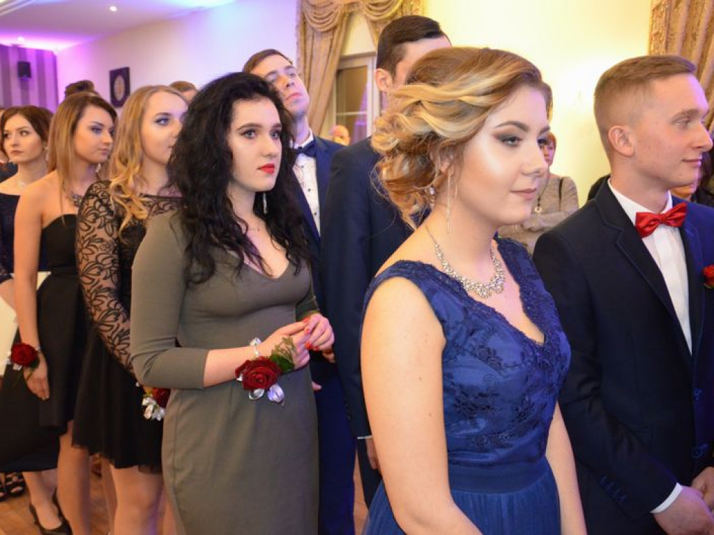 Maturzyści z Blichu bawią się na studniówce
