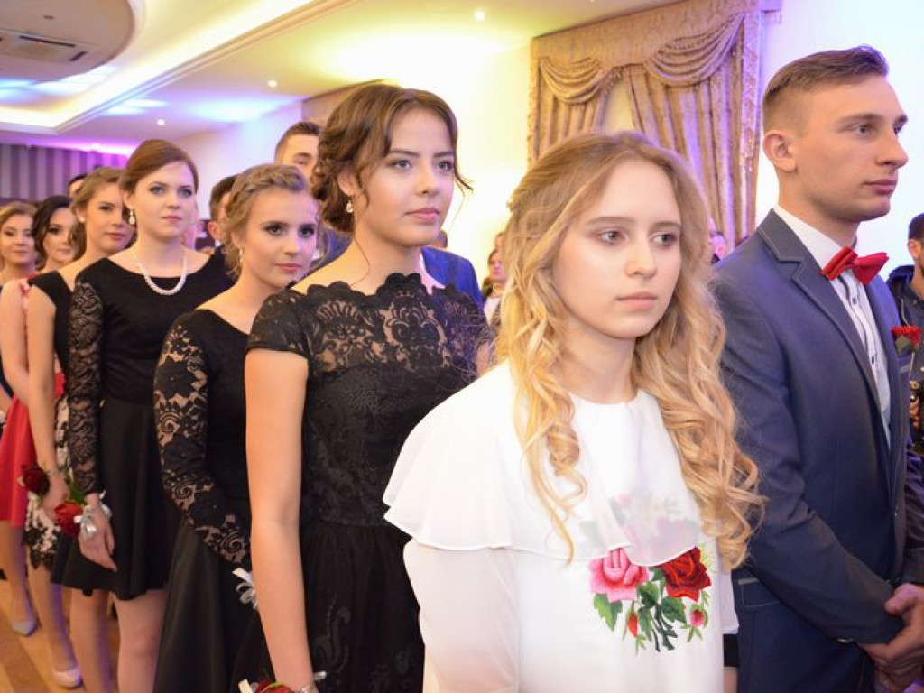 Maturzyści z Blichu bawią się na studniówce