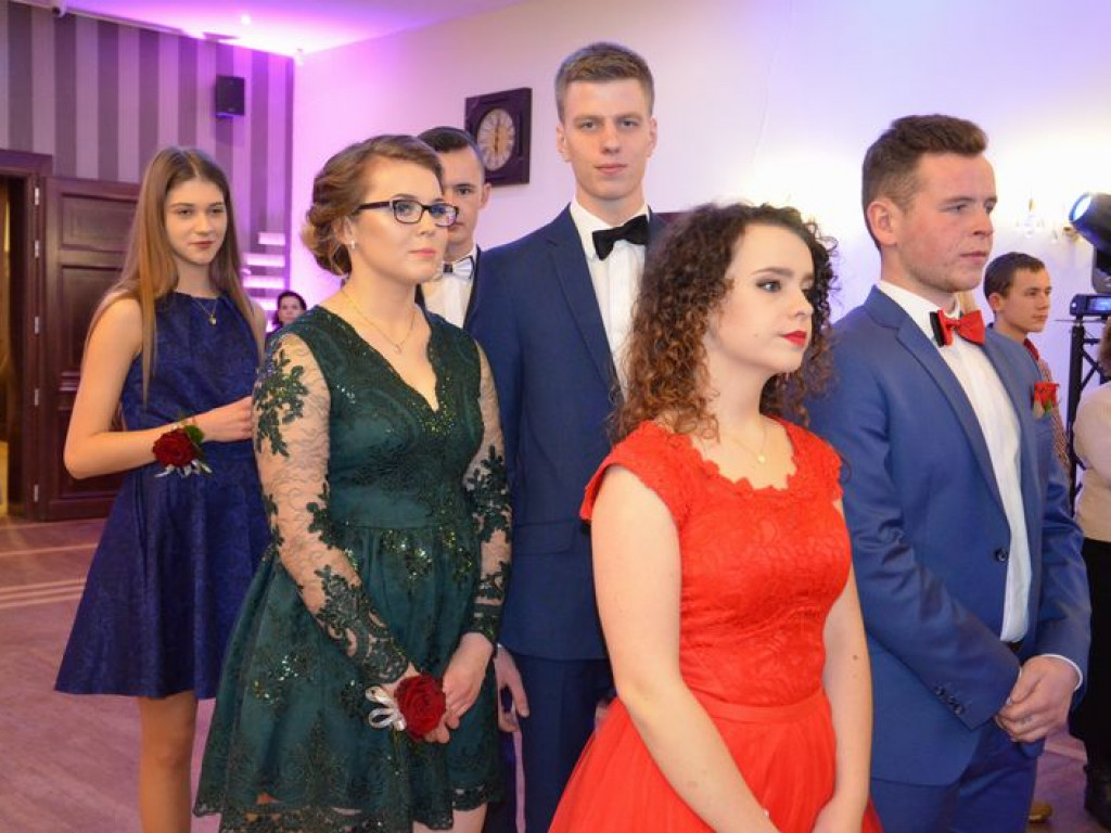 Maturzyści z Blichu bawią się na studniówce