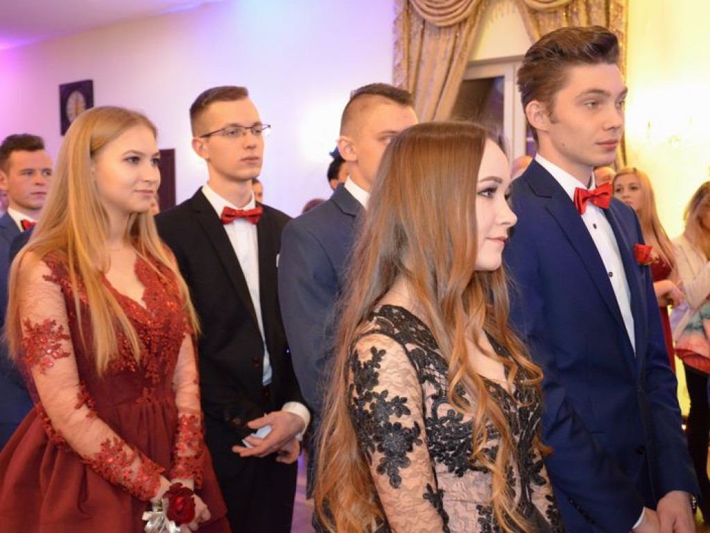 Maturzyści z Blichu bawią się na studniówce