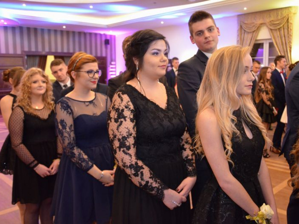 Maturzyści z Blichu bawią się na studniówce