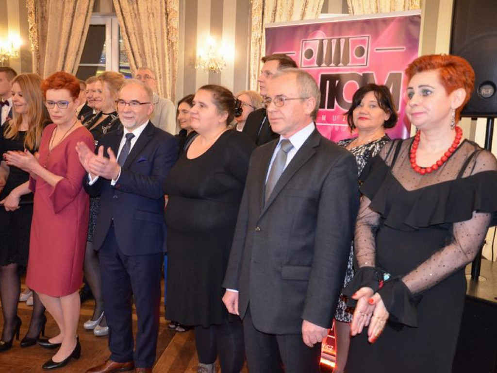 Maturzyści z Blichu bawią się na studniówce