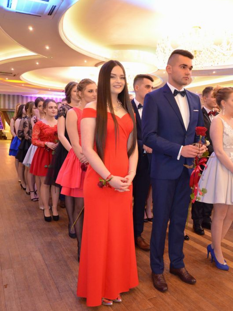 Maturzyści z Blichu bawią się na studniówce