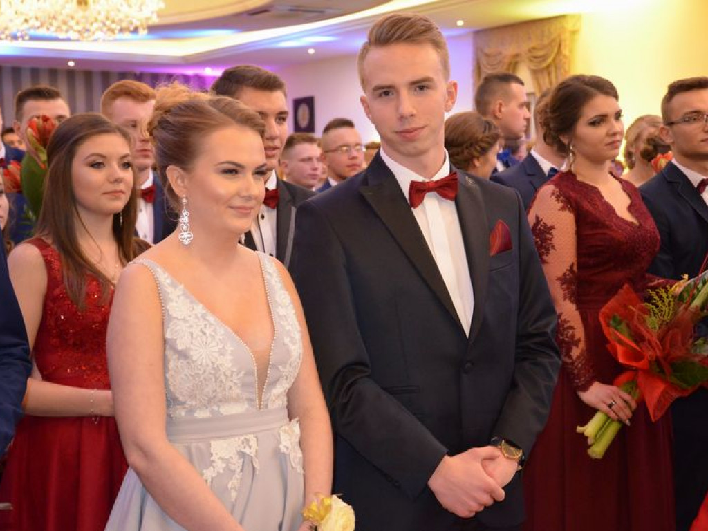 Maturzyści z Blichu bawią się na studniówce