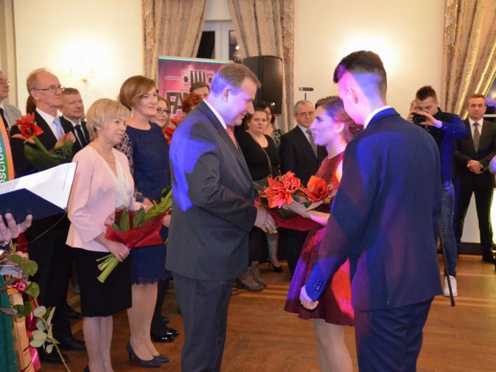 Maturzyści z Blichu bawią się na studniówce
