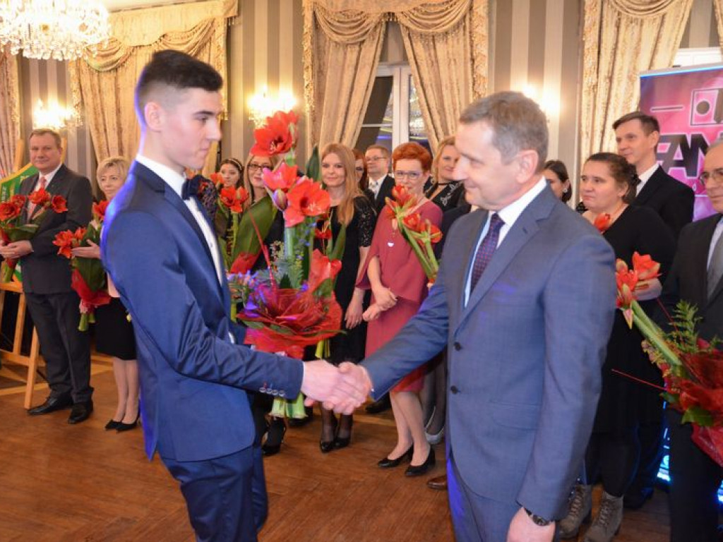 Maturzyści z Blichu bawią się na studniówce
