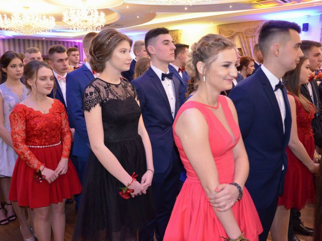 Maturzyści z Blichu bawią się na studniówce