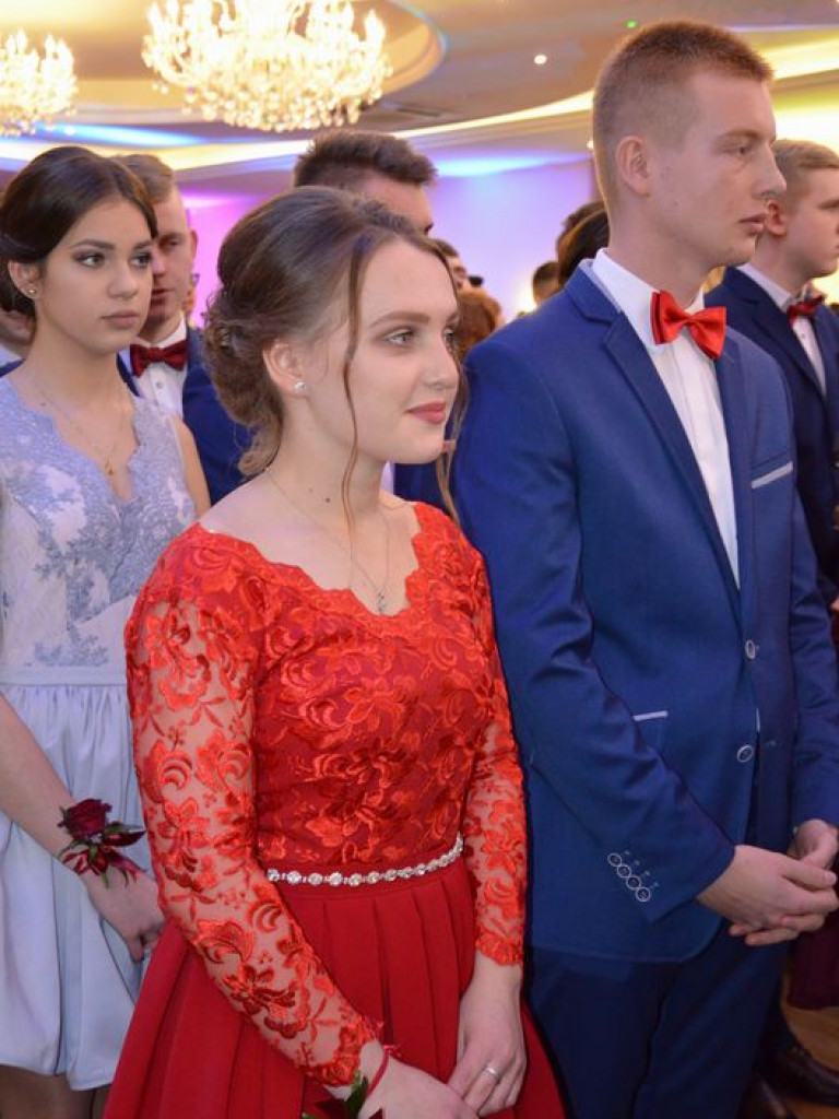Maturzyści z Blichu bawią się na studniówce