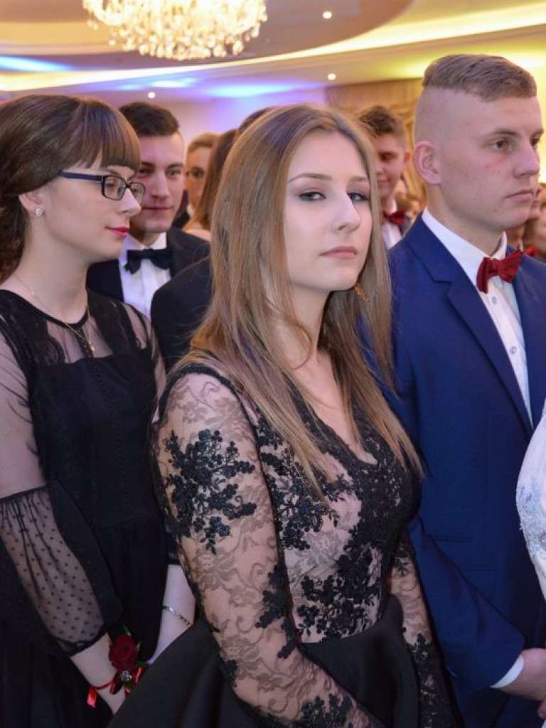 Maturzyści z Blichu bawią się na studniówce