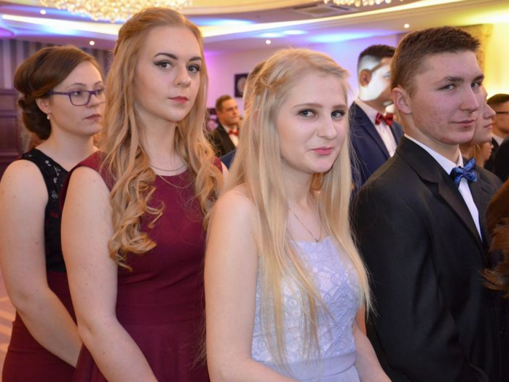 Maturzyści z Blichu bawią się na studniówce