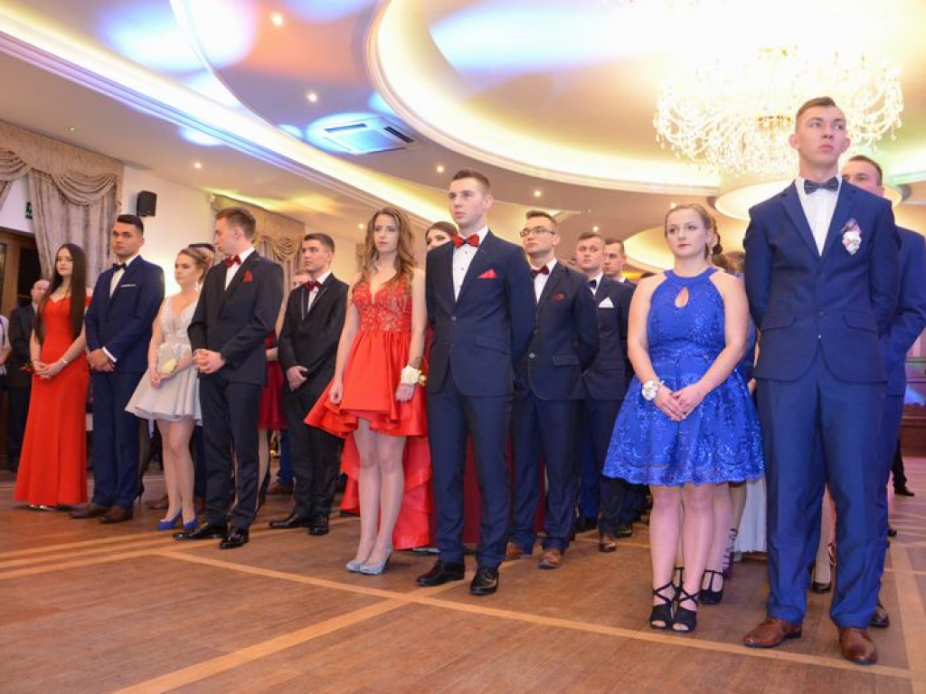 Maturzyści z Blichu bawią się na studniówce