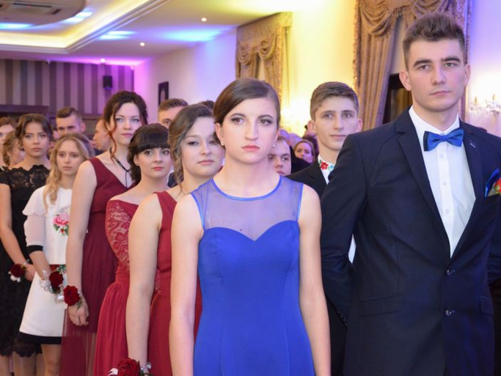 Maturzyści z Blichu bawią się na studniówce