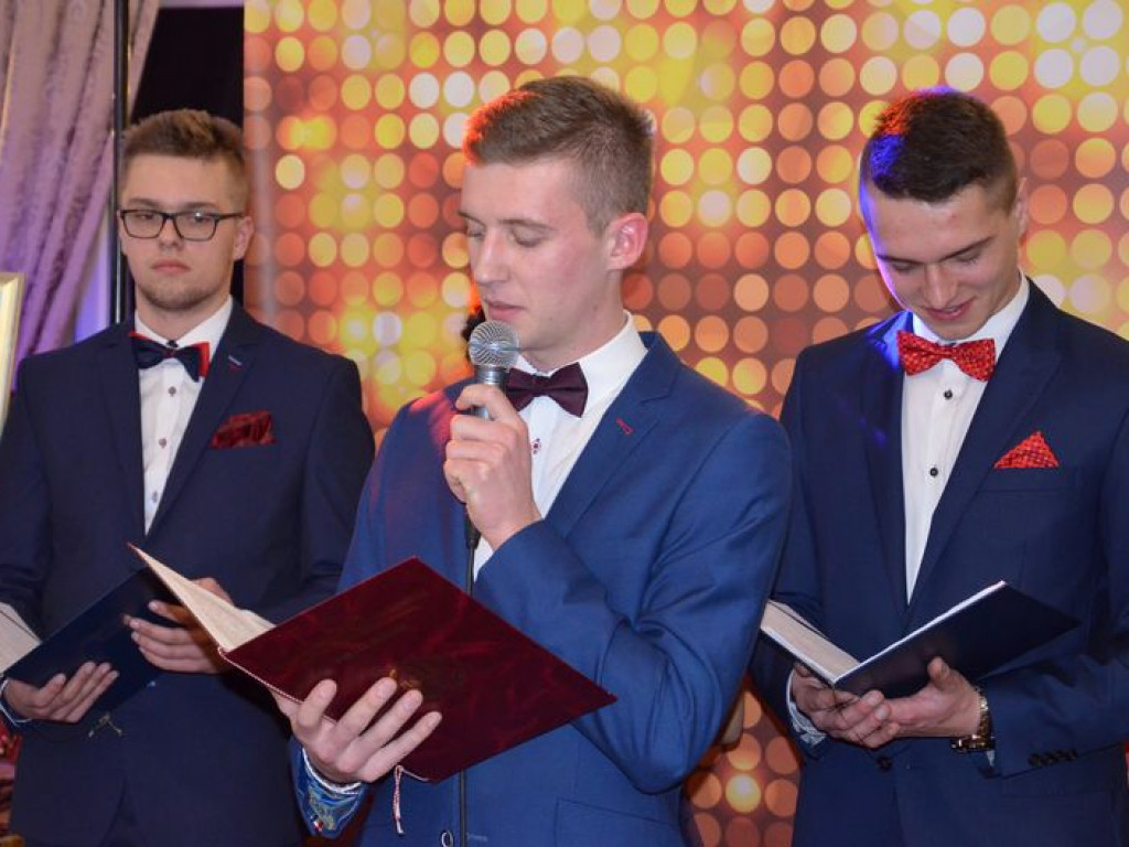 Maturzyści z Blichu bawią się na studniówce