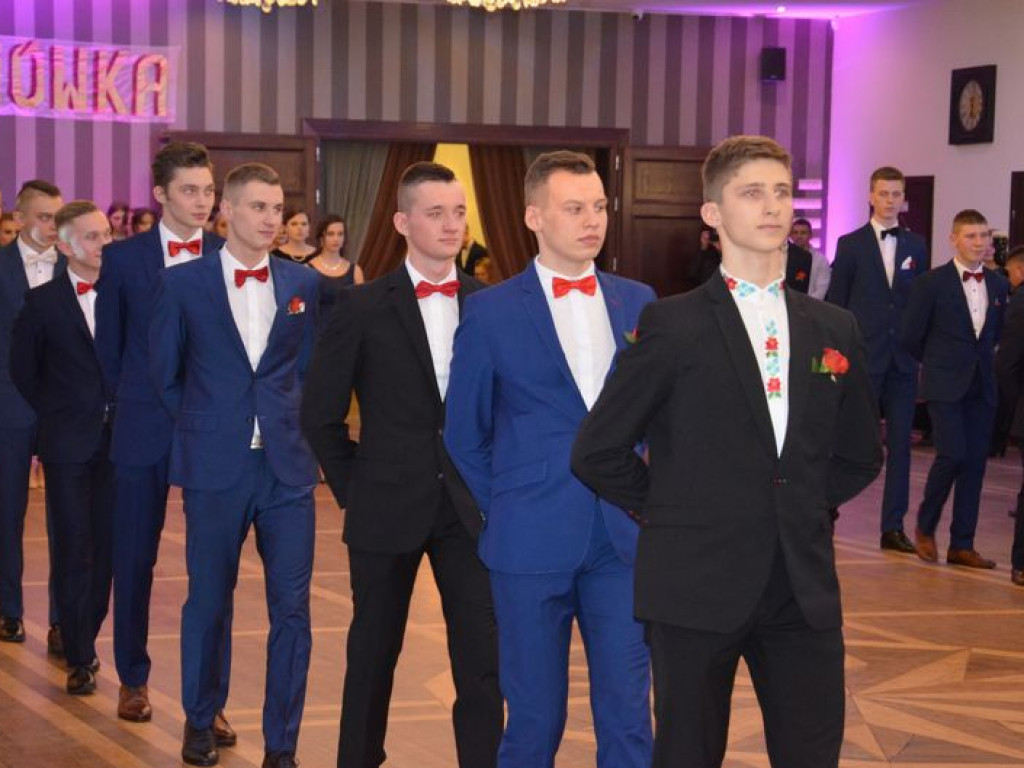 Maturzyści z Blichu bawią się na studniówce