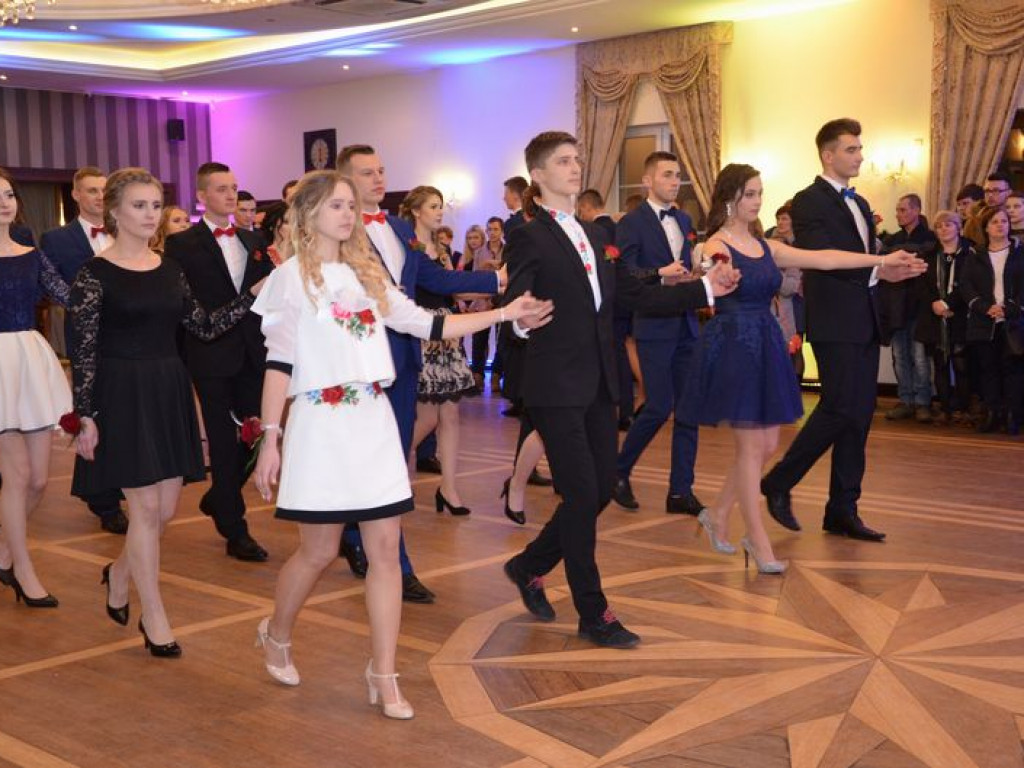Maturzyści z Blichu bawią się na studniówce