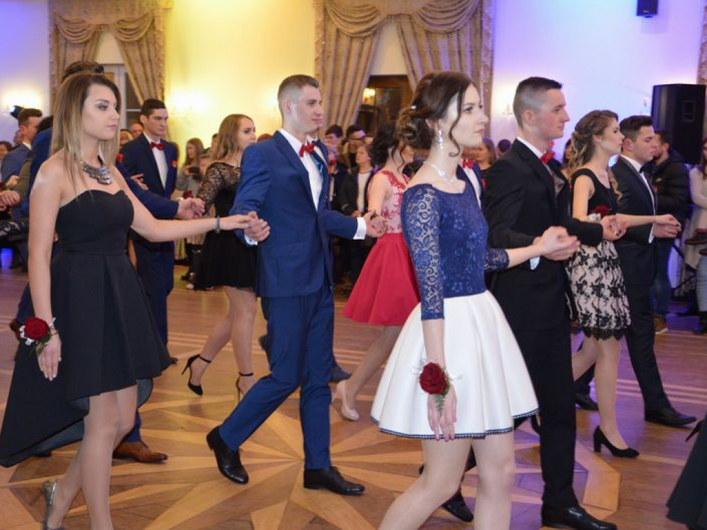 Maturzyści z Blichu bawią się na studniówce