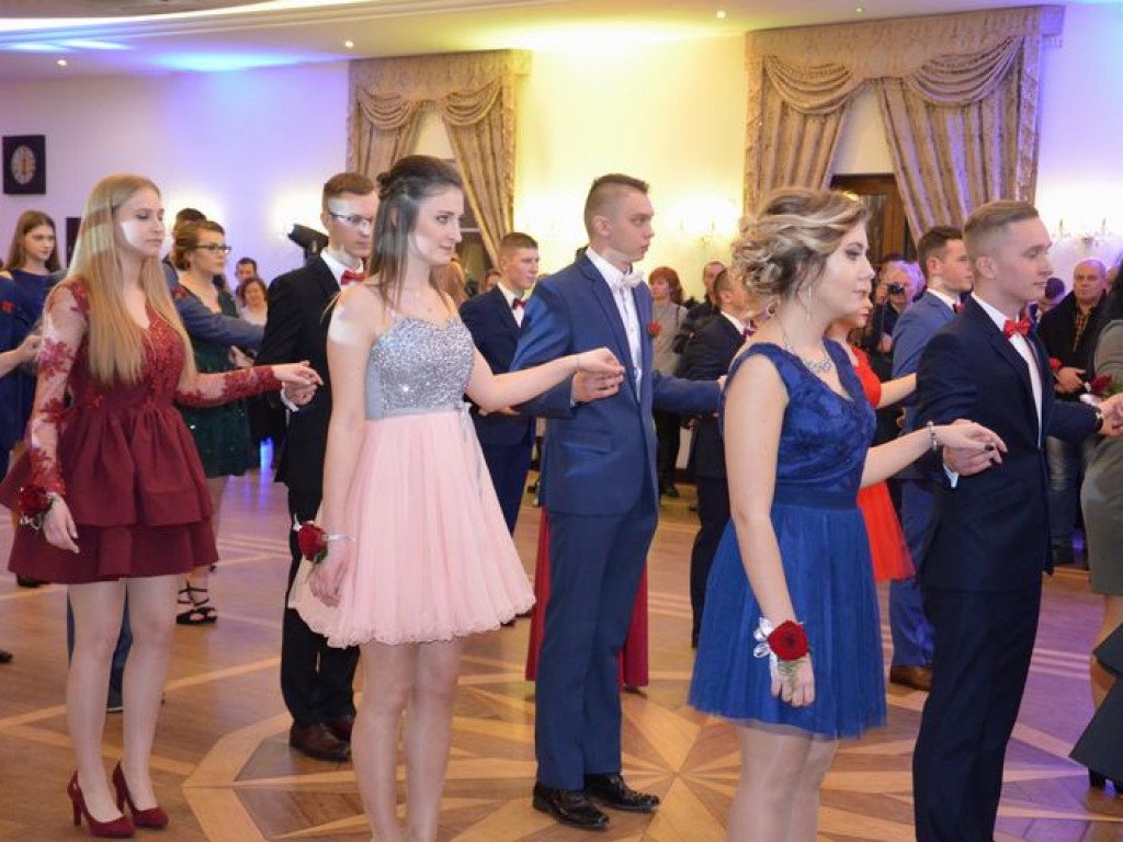 Maturzyści z Blichu bawią się na studniówce