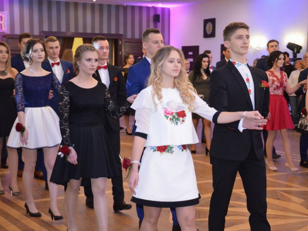 Maturzyści z Blichu bawią się na studniówce