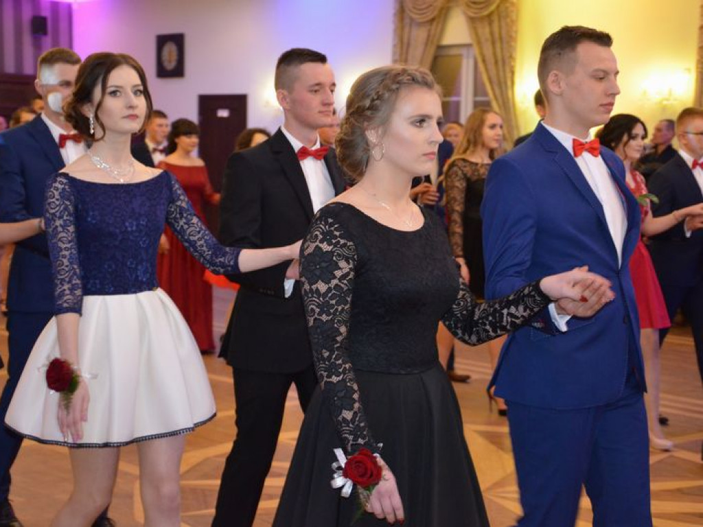 Maturzyści z Blichu bawią się na studniówce