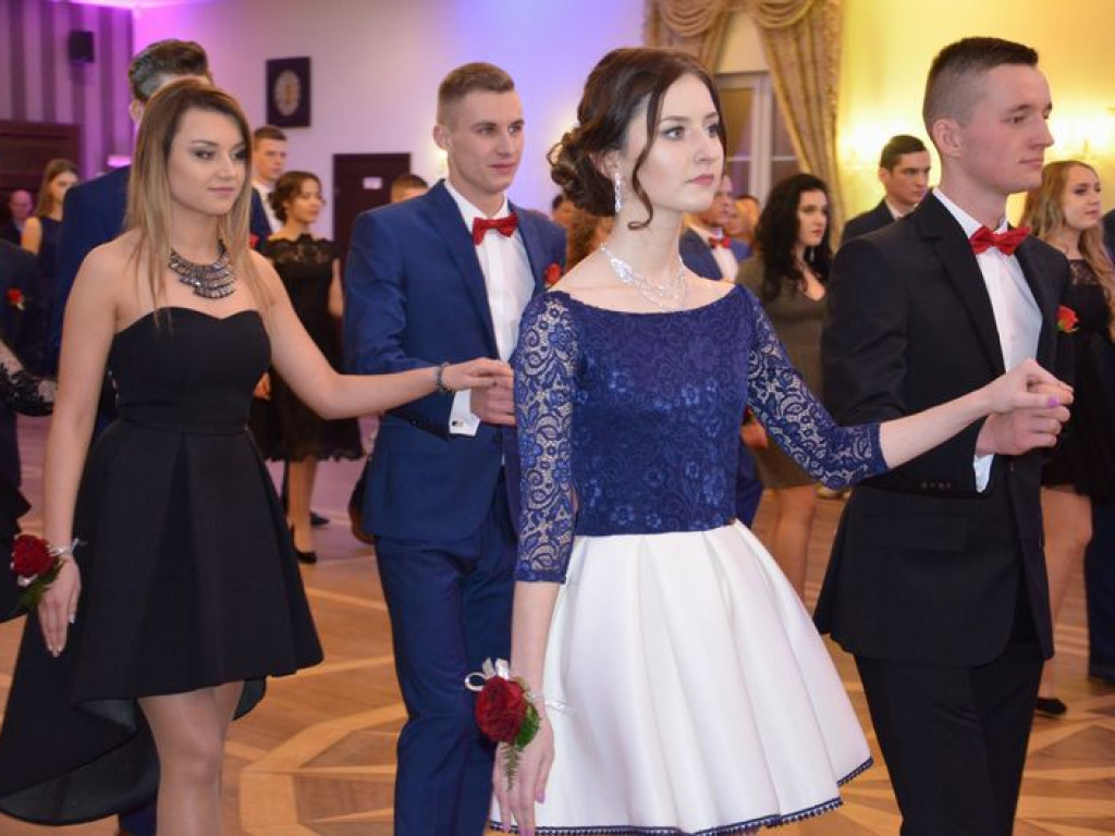 Maturzyści z Blichu bawią się na studniówce
